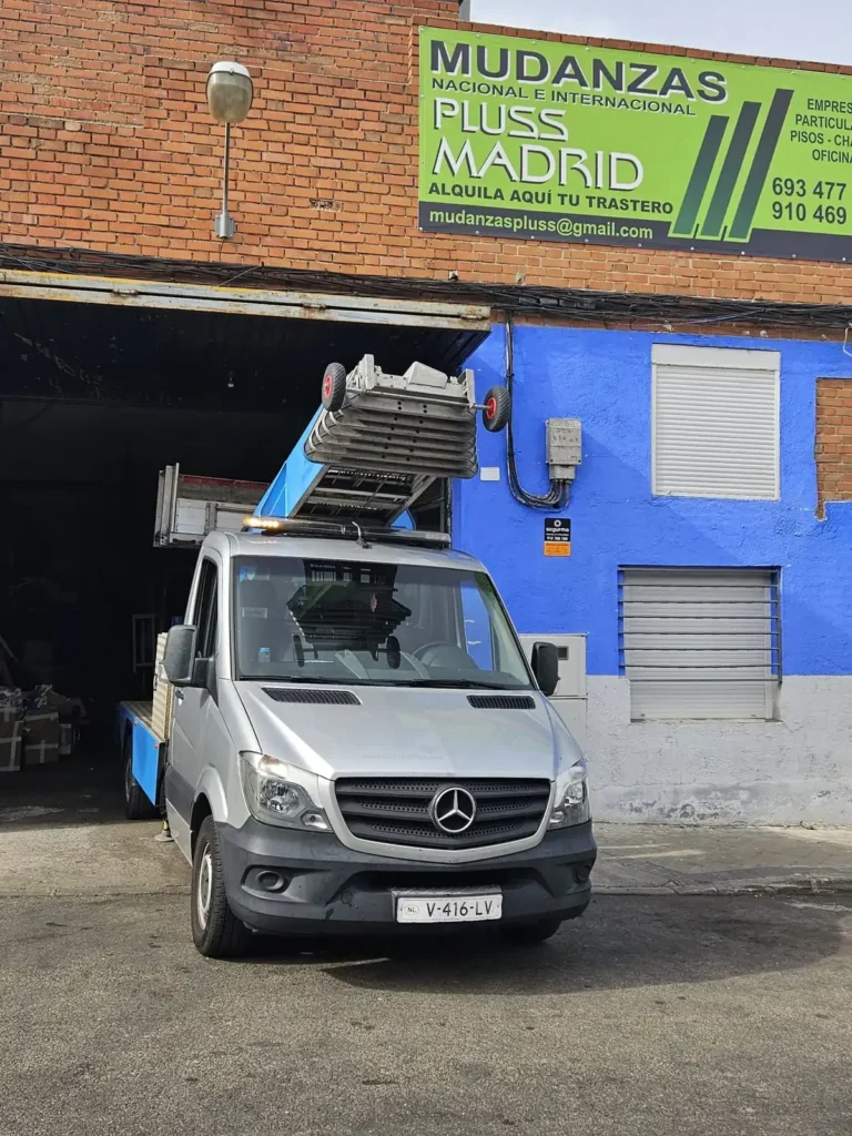 Cartel «Alquila aquí tu trastero» en la nave de guardamuebles de Mudanzas Plus Siglo XXI en Madrid