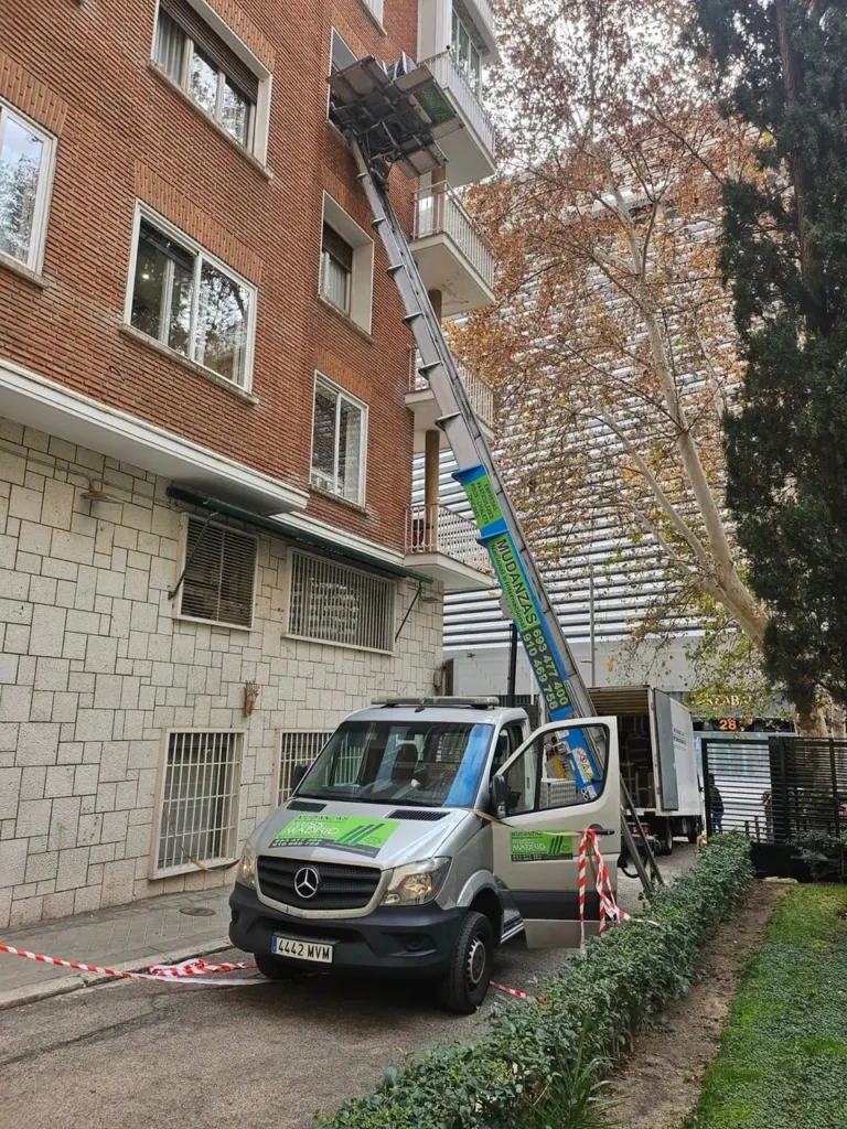 Elevador de fachada montado junto a un edificio para una mudanza en Madrid